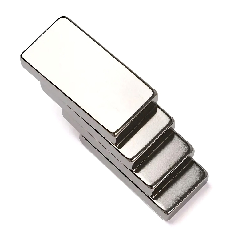 Produtibilidade de precisão incomparável Ímã permanente potente Terra rara N35 N33M Bloco magnético de neodímio Rectangular